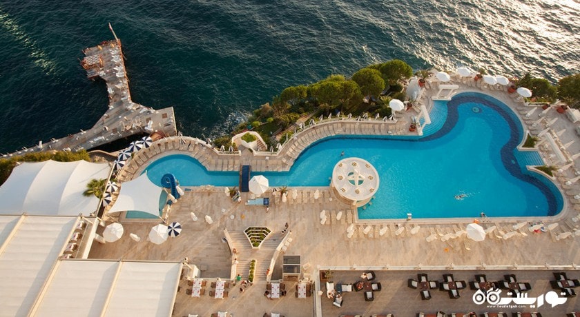 نمای کلی استخر روباز هتل